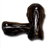 CANILLERAS LOTTO  COLORES NEGRO Y ROJO C LOGO